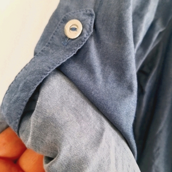 💥GUESS V-Neck Smocked Denim Effect Blouse Size Small - Picture 6 of 8